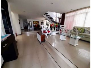 Foto 1 de Casa esquinera de tres pisos en venta - Barrio Las Mercedes Palmira