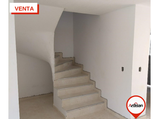 Foto 2 de CASA UNIFAMILIAR DE DOS PISOS + PLACA PROYECTADA