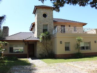 Foto 1 de Venta , Alquiler Temporario. Casa  sobre el golf en  Golfers c.c