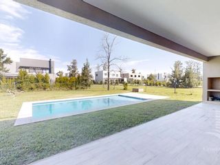 Foto 29 de Venta- Casa de 6 ambientes- galería, jardín en Laguna Grande, Villa Nueva
