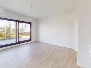 Foto 37 de Venta- Casa de 6 ambientes- galería, jardín en Laguna Grande, Villa Nueva