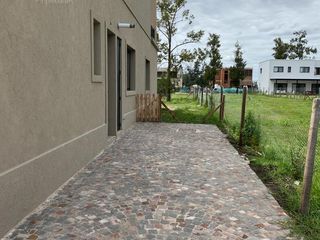 Foto 4 de Venta- Casa de 6 ambientes- galería, jardín en Laguna Grande, Villa Nueva