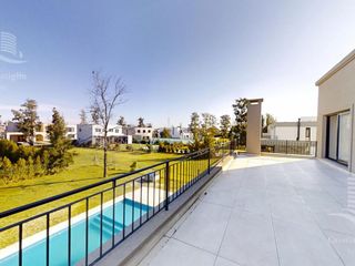 Foto 60 de Venta- Casa de 6 ambientes- galería, jardín en Laguna Grande, Villa Nueva