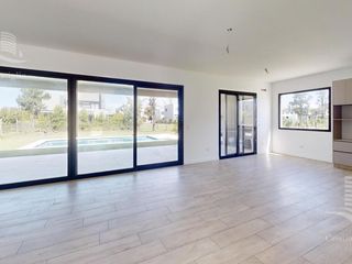 Foto 13 de Venta- Casa de 6 ambientes- galería, jardín en Laguna Grande, Villa Nueva