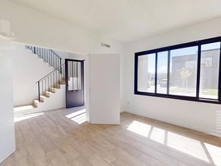 Foto 8 de Venta- Casa de 6 ambientes- galería, jardín en Laguna Grande, Villa Nueva