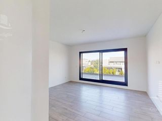 Foto 36 de Venta- Casa de 6 ambientes- galería, jardín en Laguna Grande, Villa Nueva