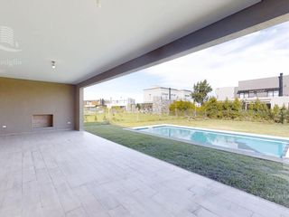 Foto 28 de Venta- Casa de 6 ambientes- galería, jardín en Laguna Grande, Villa Nueva