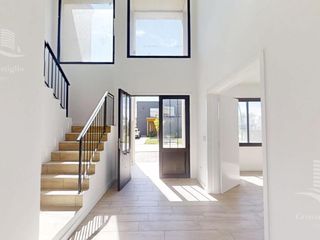Foto 7 de Venta- Casa de 6 ambientes- galería, jardín en Laguna Grande, Villa Nueva