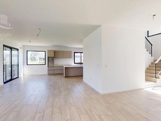 Foto 11 de Venta- Casa de 6 ambientes- galería, jardín en Laguna Grande, Villa Nueva