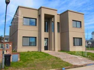 Foto 1 de Venta- Casa de 6 ambientes- galería, jardín en Laguna Grande, Villa Nueva
