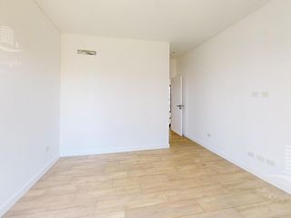 Foto 53 de Venta- Casa de 6 ambientes- galería, jardín en Laguna Grande, Villa Nueva