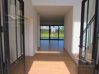 Foto 5 de Venta- Casa de 6 ambientes- galería, jardín en Laguna Grande, Villa Nueva
