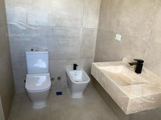 Foto 51 de Venta- Casa de 6 ambientes- galería, jardín en Laguna Grande, Villa Nueva