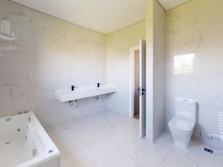 Foto 42 de Venta- Casa de 6 ambientes- galería, jardín en Laguna Grande, Villa Nueva