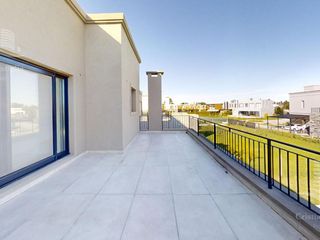 Foto 57 de Venta- Casa de 6 ambientes- galería, jardín en Laguna Grande, Villa Nueva
