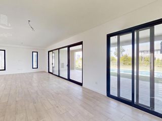 Foto 26 de Venta- Casa de 6 ambientes- galería, jardín en Laguna Grande, Villa Nueva