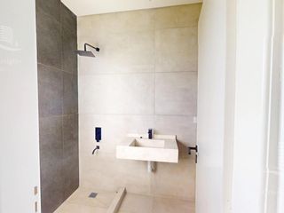 Foto 47 de Venta- Casa de 6 ambientes- galería, jardín en Laguna Grande, Villa Nueva