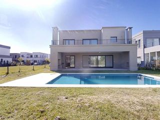 Foto 31 de Venta- Casa de 6 ambientes- galería, jardín en Laguna Grande, Villa Nueva