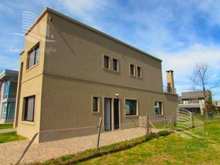 Foto 3 de Venta- Casa de 6 ambientes- galería, jardín en Laguna Grande, Villa Nueva