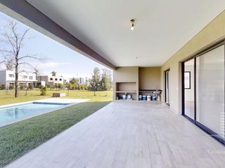 Foto 27 de Venta- Casa de 6 ambientes- galería, jardín en Laguna Grande, Villa Nueva