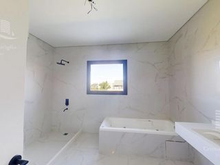 Foto 41 de Venta- Casa de 6 ambientes- galería, jardín en Laguna Grande, Villa Nueva