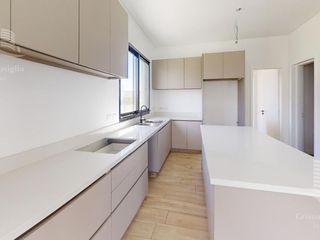 Foto 19 de Venta- Casa de 6 ambientes- galería, jardín en Laguna Grande, Villa Nueva