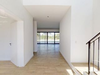Foto 6 de Venta- Casa de 6 ambientes- galería, jardín en Laguna Grande, Villa Nueva