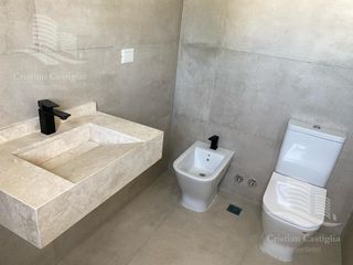 Foto 46 de Venta- Casa de 6 ambientes- galería, jardín en Laguna Grande, Villa Nueva