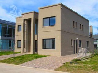 Foto 2 de Venta- Casa de 6 ambientes- galería, jardín en Laguna Grande, Villa Nueva