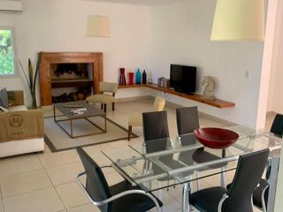 Foto 12 de Casa en alquiler temporal desde octubre. No fracciona. 3 dormitorios, parrilla y piscina. Impecable.