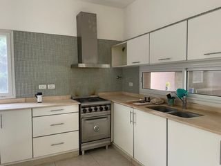 Foto 61 de Casa en alquiler temporal desde octubre. No fracciona. 3 dormitorios, parrilla y piscina. Impecable.