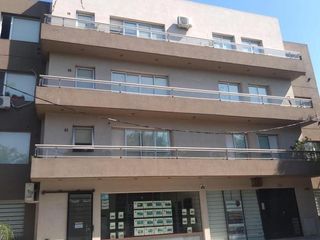 Foto 1 de departamento  3 amb. al frente con balcon