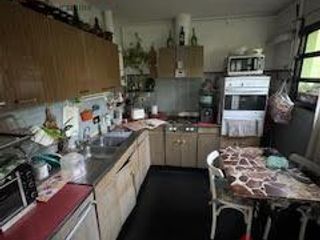 Foto 7 de Casa muy bien ubicada, con tres dormitorios, baño, cocina, comedor, living, entrada para auto, patio con lavadero.