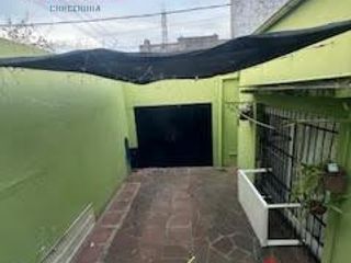 Foto 9 de Casa muy bien ubicada, con tres dormitorios, baño, cocina, comedor, living, entrada para auto, patio con lavadero.