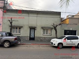 Foto 1 de Casa muy bien ubicada, con tres dormitorios, baño, cocina, comedor, living, entrada para auto, patio con lavadero.