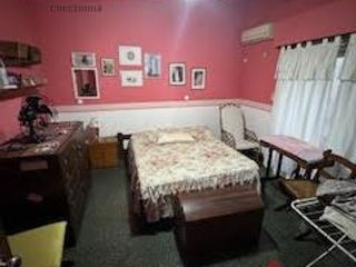 Foto 3 de Casa muy bien ubicada, con tres dormitorios, baño, cocina, comedor, living, entrada para auto, patio con lavadero.
