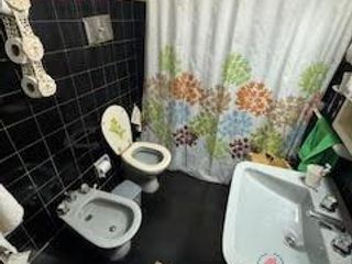 Foto 4 de Casa muy bien ubicada, con tres dormitorios, baño, cocina, comedor, living, entrada para auto, patio con lavadero.