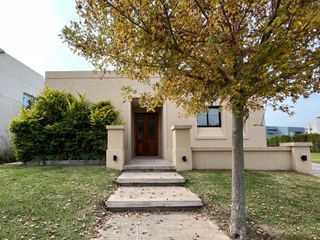 Foto 3 de casa en venta en barrio  Las Tipas, Nordelta.