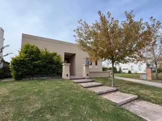 Foto 2 de casa en venta en barrio  Las Tipas, Nordelta.