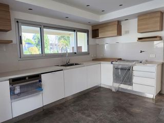 Foto 11 de CASA EN VENTA 6 amb - 3 PLANTAS  - SAINT THOMAS OESTE