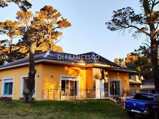 Foto 1 de Venta - Casa de 5 ambientes SOBRE UNA PLANTA en Pinamar - Ninfas 910
