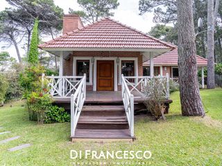 Foto 1 de Venta - Casa de 7 ambientes A 200 MTS DEL MAR en CARILO - CHALET