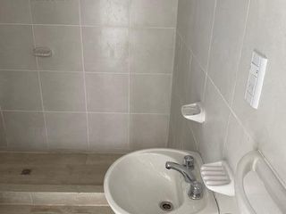 Foto 7 de Casa en planta baja con dos dormitorios, baño, cocina, living, patio. En planta alta dos departamentos de un dormitorio y un monoambiente amplio con b