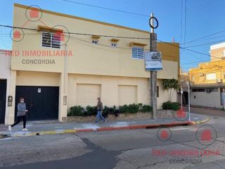 Foto 5 de Casa en planta baja con dos dormitorios, baño, cocina, living, patio. En planta alta dos departamentos de un dormitorio y un monoambiente amplio con b