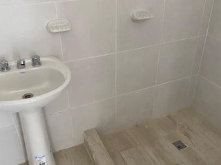 Foto 9 de Casa en planta baja con dos dormitorios, baño, cocina, living, patio. En planta alta dos departamentos de un dormitorio y un monoambiente amplio con b