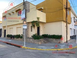 Foto 1 de Casa en planta baja con dos dormitorios, baño, cocina, living, patio. En planta alta dos departamentos de un dormitorio y un monoambiente amplio con b