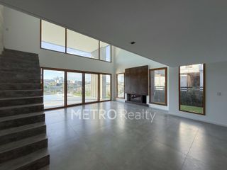 Foto 2 de Casa en venta al lago central con 4 habitaciones en suite en Virazon, Nordelta