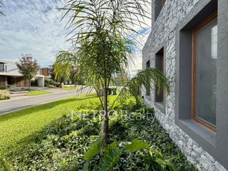 Foto 1 de Casa en venta al lago central con 4 habitaciones en suite en Virazon, Nordelta