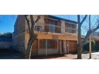 Foto 1 de VENTA DE CASA CONFORTABLE CON QUINCHO Y PILETA, RIVADAVIA (CENTRO)