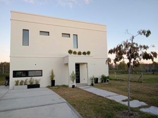 Foto 1 de Casa en Acacias PERMUTA Y FINANCIA - Puertos
